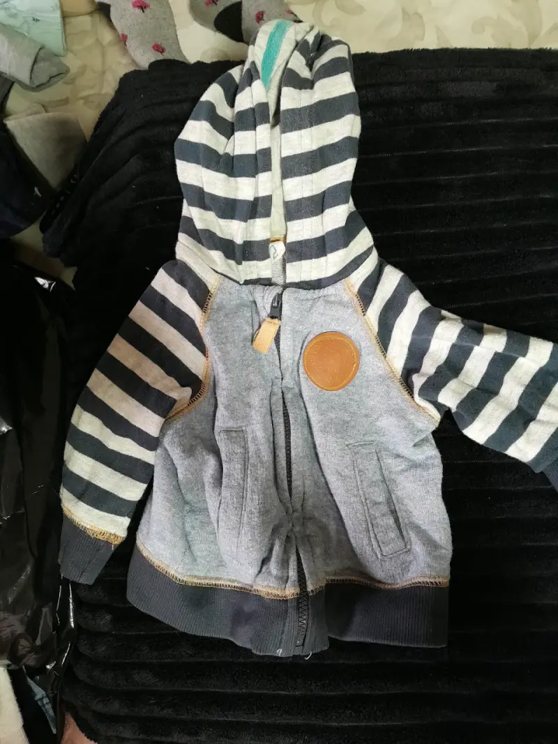 Chaqueta de bebé con capucha y diseño moderno - 3