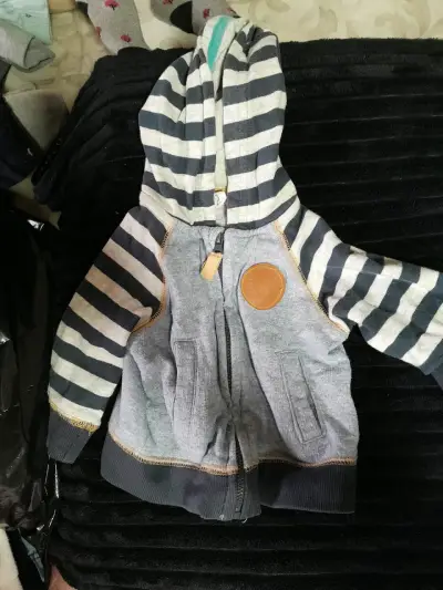 Chaqueta de bebé con capucha y diseño moderno - miniatura 3
