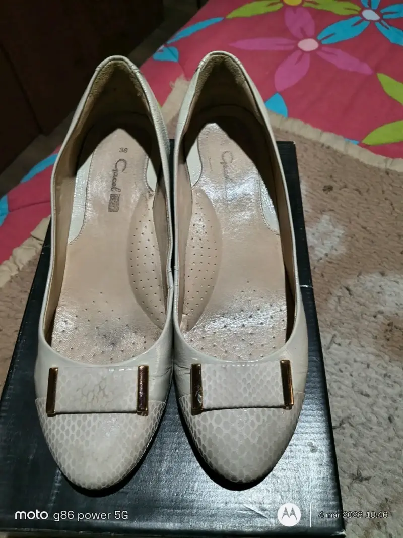 Zapatos de Tacón Beige con Detalle Dorado - 1