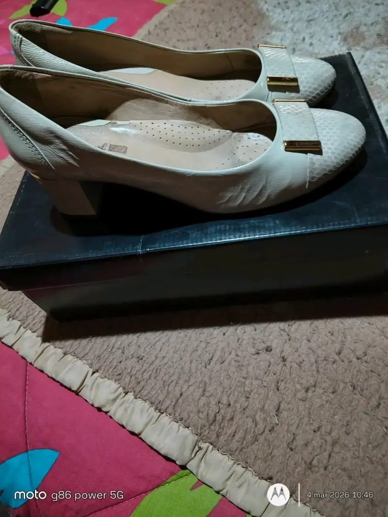 Zapatos de Tacón Beige con Detalle Dorado - 2