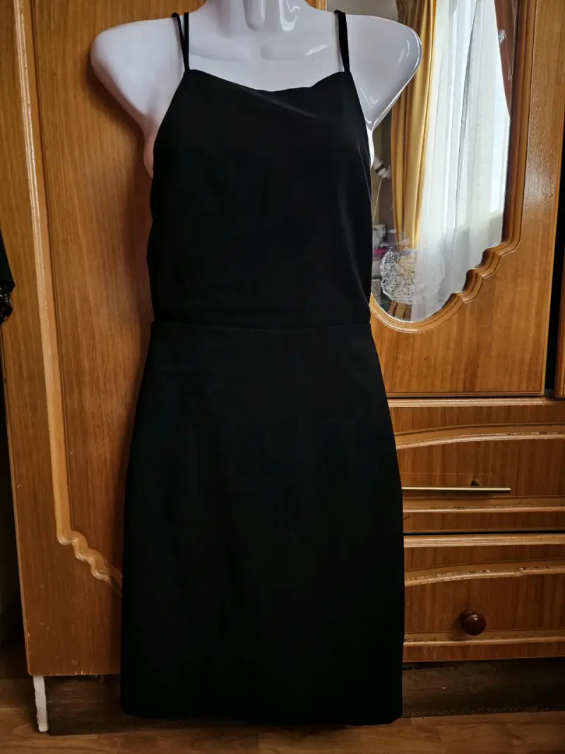 Vestido negro elegante con tirantes delgados - 3