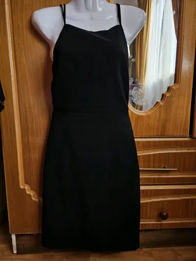 Vestido negro elegante con tirantes delgados - miniatura 3