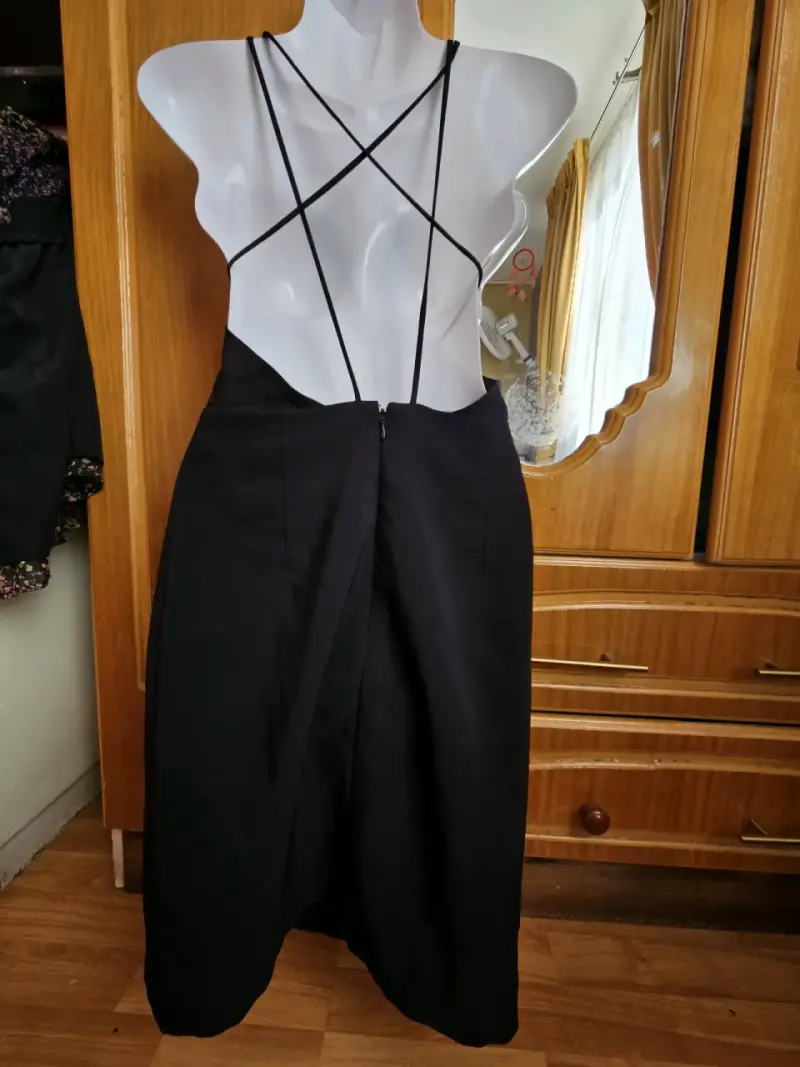 Vestido negro elegante con tirantes delgados - 4