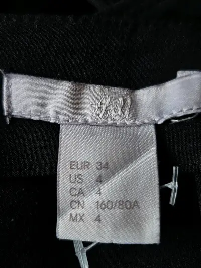 Vestido negro elegante con tirantes delgados - miniatura 5