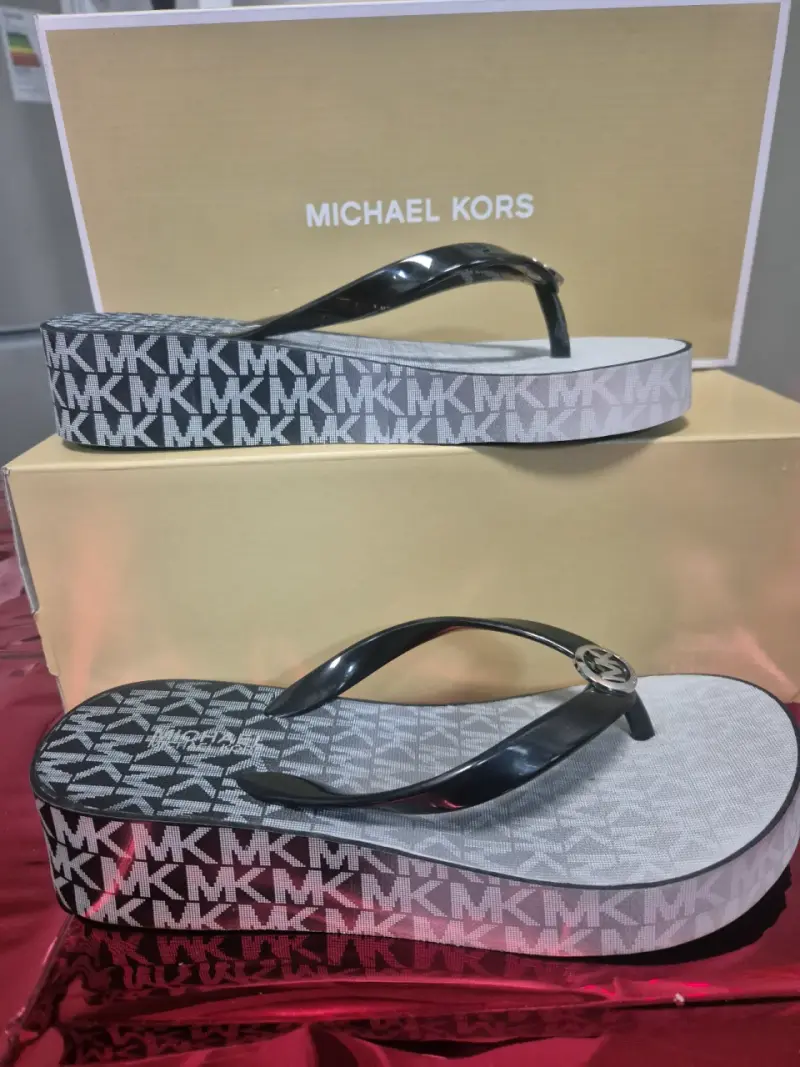 Sandalias Michael Kors negras con plataforma