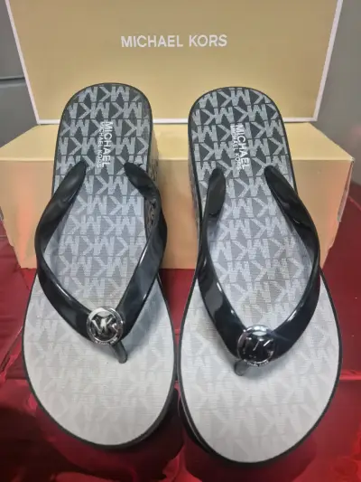 Sandalias Michael Kors negras con plataforma - miniatura 2