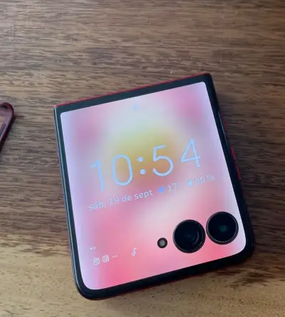 Celular Motorola Razr 60 ultrarojo - miniatura 1