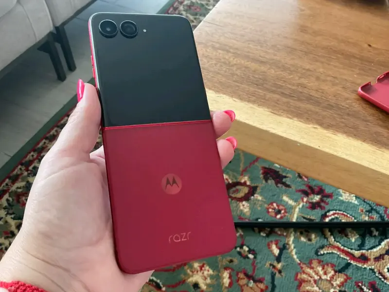 Celular Motorola Razr 60 ultrarojo - 3