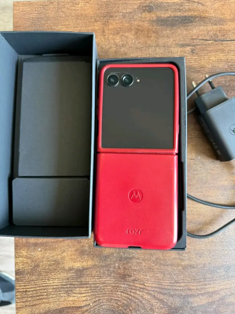 Celular Motorola Razr 60 ultrarojo - 5