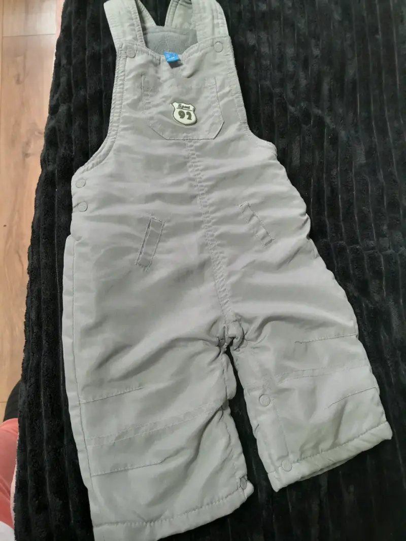 Overol de bebé gris con diseño bordado - 1