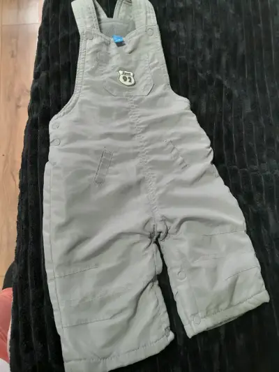 Overol de bebé gris con diseño bordado - miniatura 1
