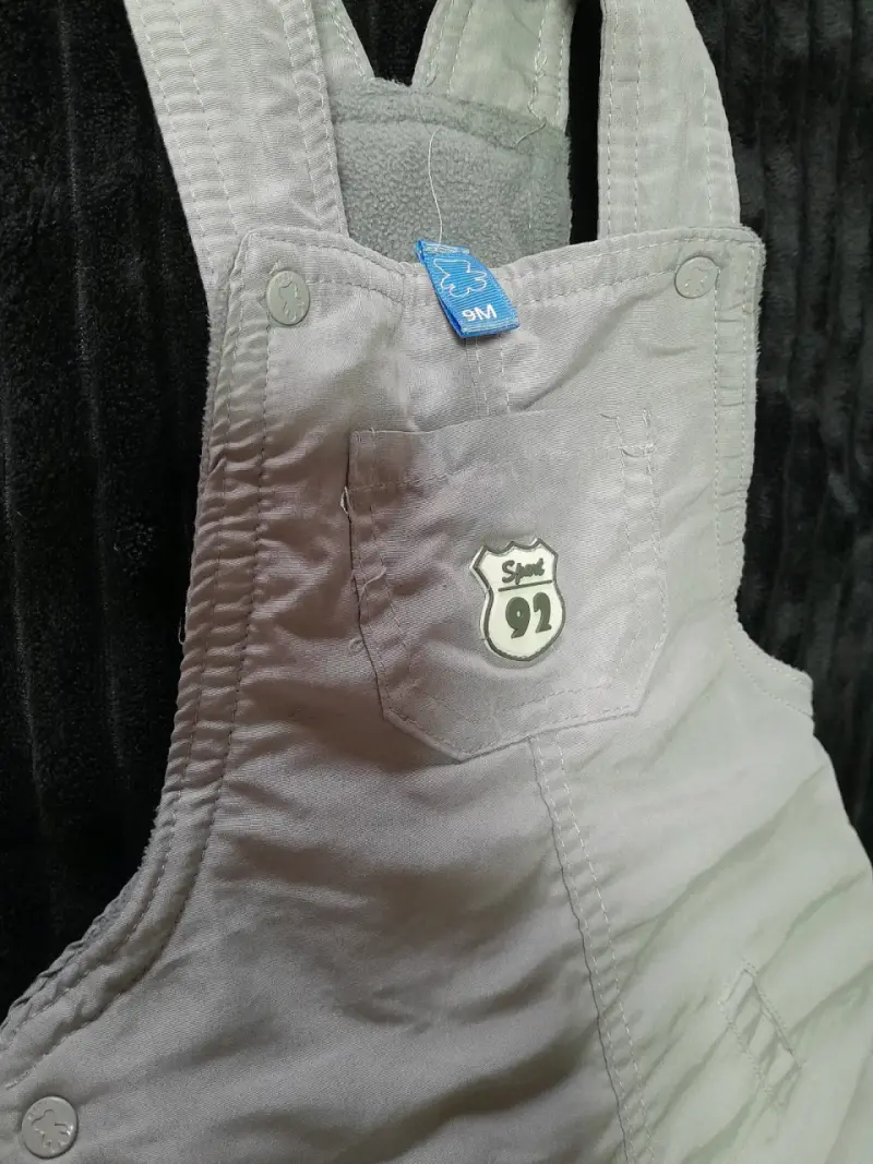 Overol de bebé gris con diseño bordado - 2