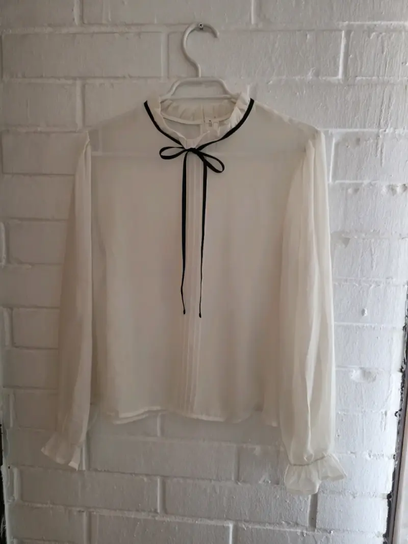 Blusa blanca con lazo negro elegante - 1