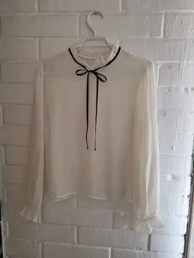 Blusa blanca con lazo negro elegante - miniatura 1