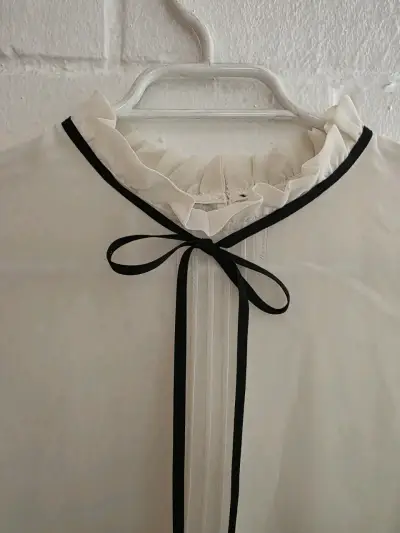 Blusa blanca con lazo negro elegante - miniatura 2