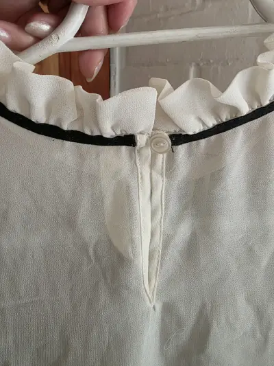 Blusa blanca con lazo negro elegante - miniatura 3