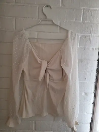 Blusa beige con mangas transparentes y lazo - miniatura 1