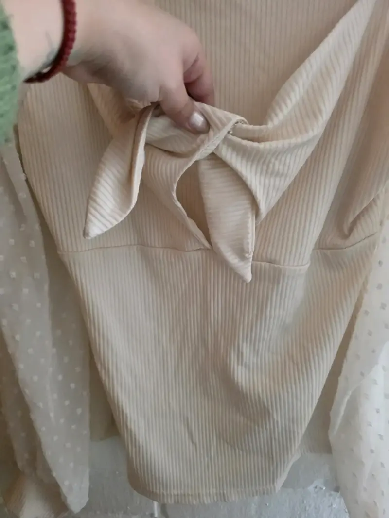 Blusa beige con mangas transparentes y lazo - 2