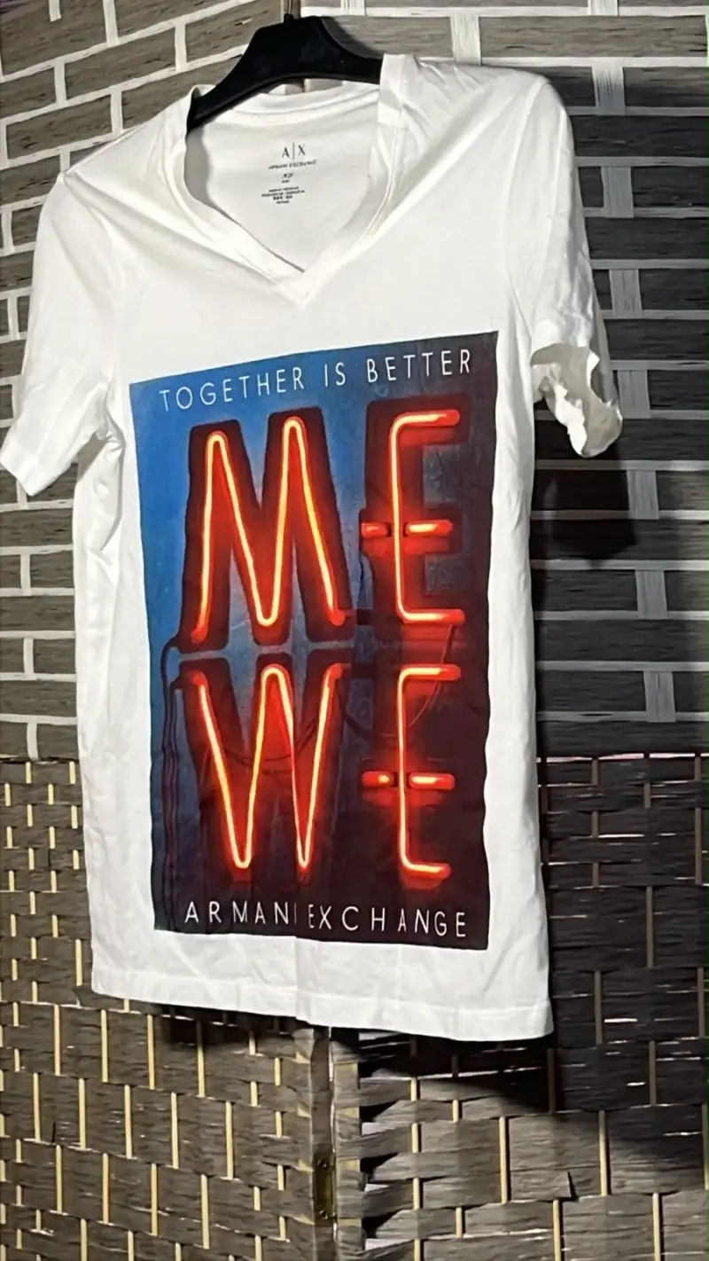 Polera blanca Armani Exchange con diseño gráfico