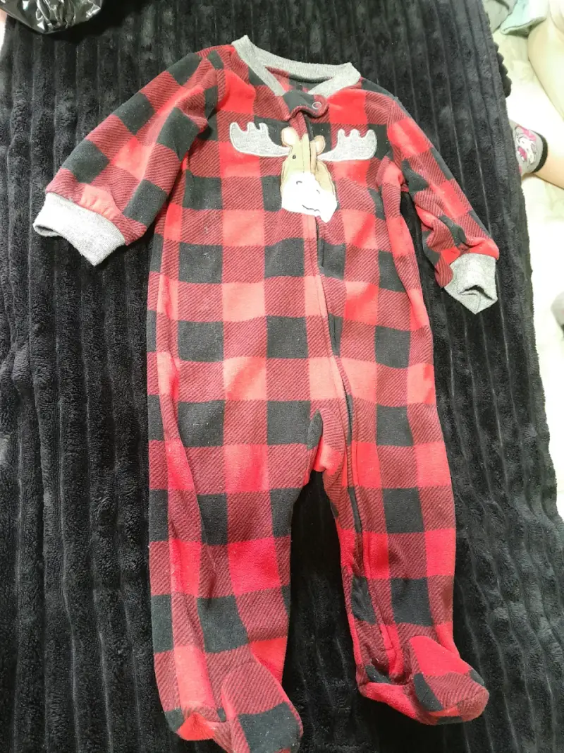 Enterito de bebé a cuadros rojo y negro con diseño de alce - 1