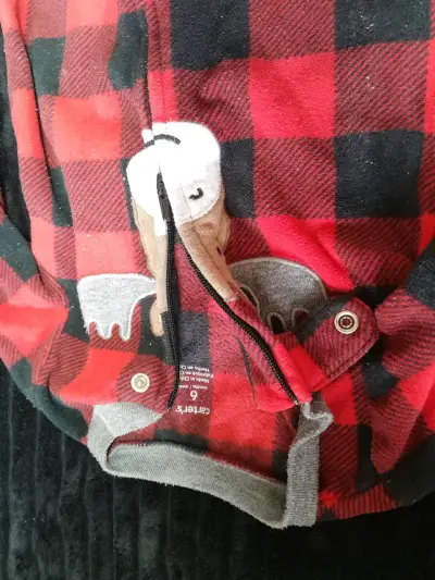Enterito de bebé a cuadros rojo y negro con diseño de alce - miniatura 2