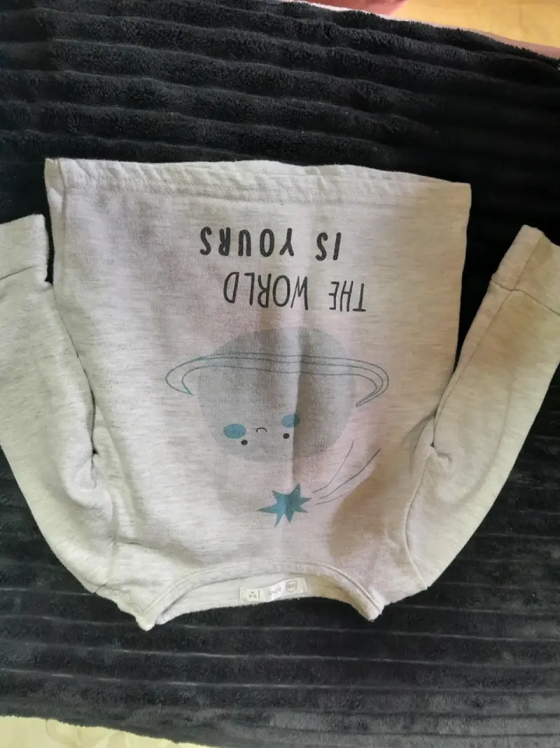 Conjunto de ropa infantil con diseño de planeta y panda - 1