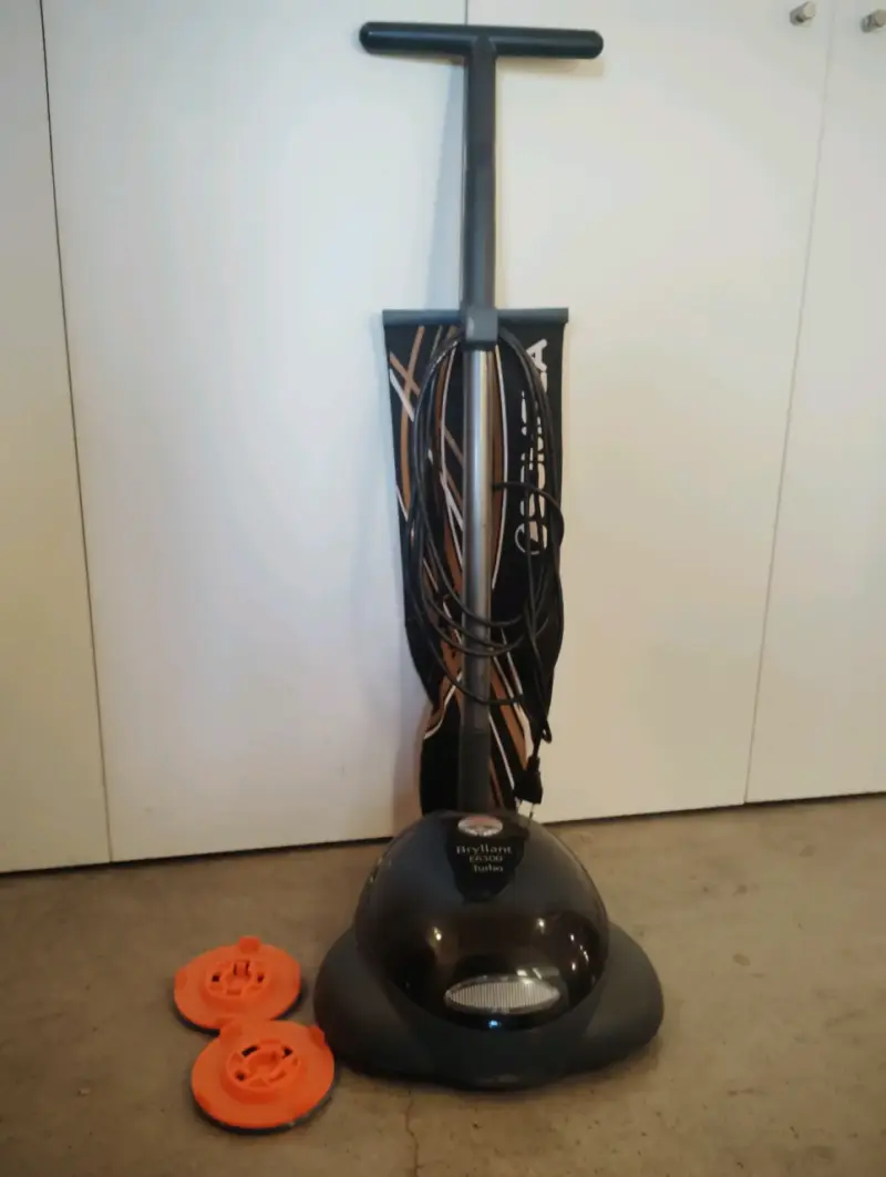 Pulidora de pisos Brillant 6000 Turbo con accesorios