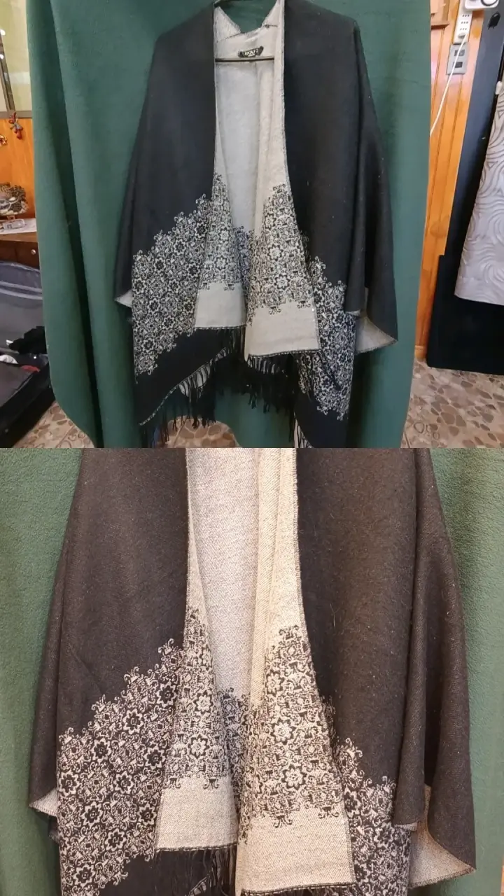 Poncho de lana con diseño floral negro y gris - 1