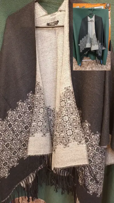 Poncho de lana con diseño floral negro y gris - miniatura 2