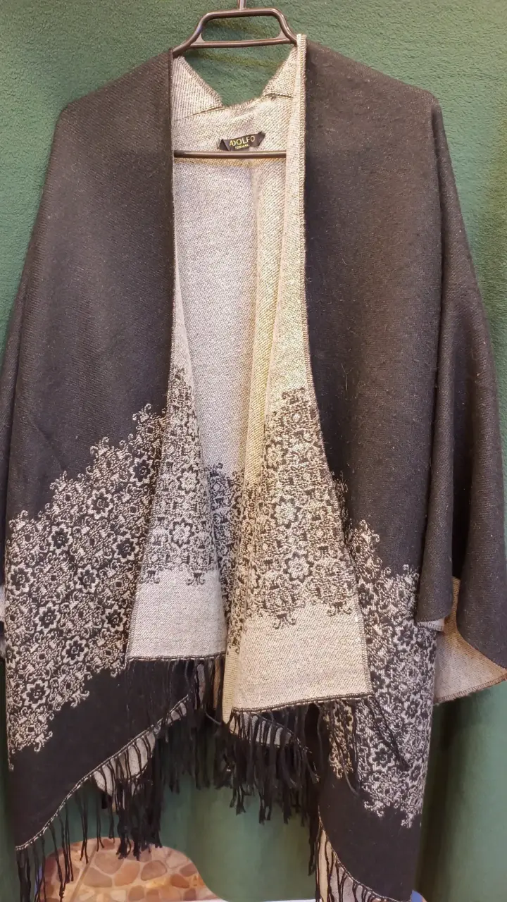 Poncho de lana con diseño floral negro y gris - 3