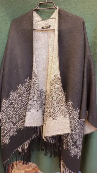 Poncho de lana con diseño floral negro y gris - miniatura 3