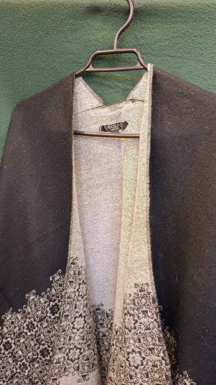 Poncho de lana con diseño floral negro y gris - 4