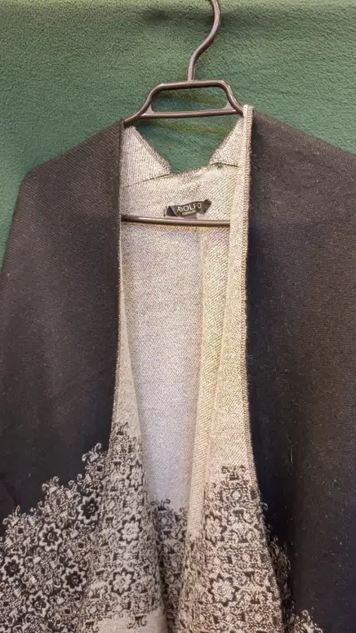 Poncho de lana con diseño floral negro y gris - miniatura 4