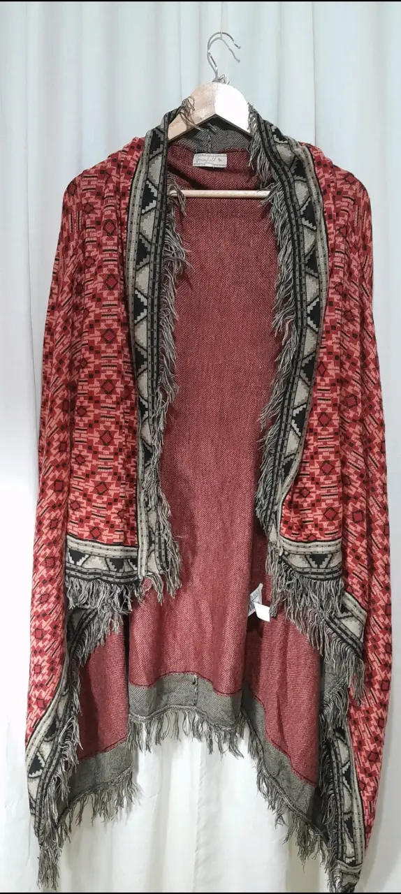 Poncho étnico rojo con flecos Greenfield - 1