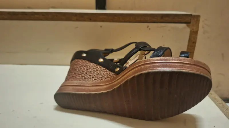 Sandalias de cuña negras Aisha elegantes - 5