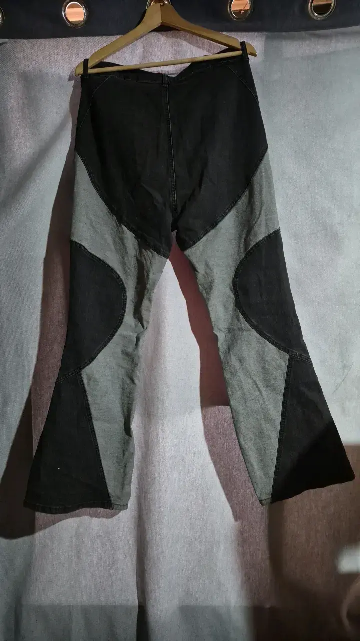 Pantalones acampanados Sybilla en negro y gris - 2