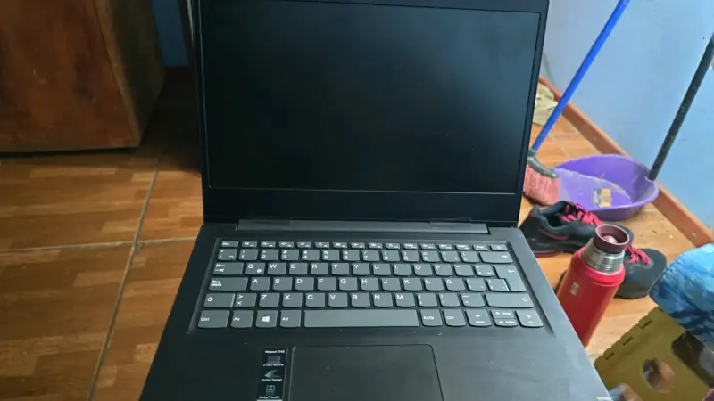 Laptop Lenovo Ideapad S145 con AMD 3200e - 3