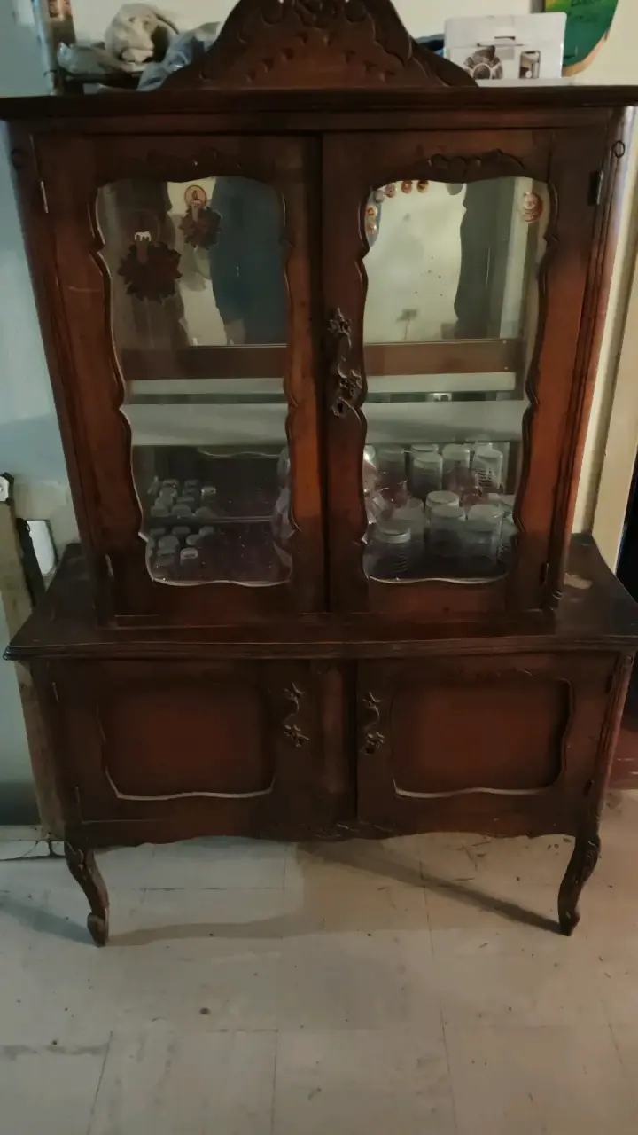Vitrina antigua de madera con puertas de vidrio - 1