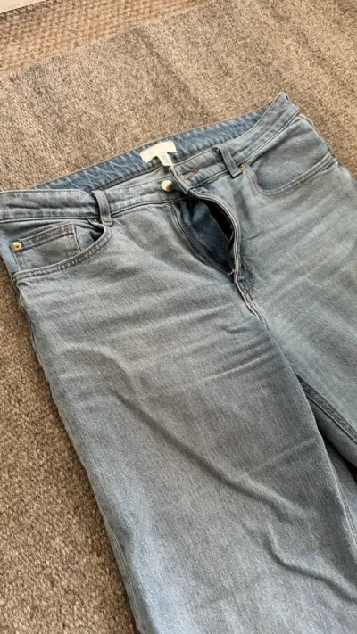 Jeans de mezclilla azul claro para mujer - miniatura 2
