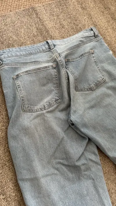 Jeans de mezclilla azul claro para mujer - miniatura 5