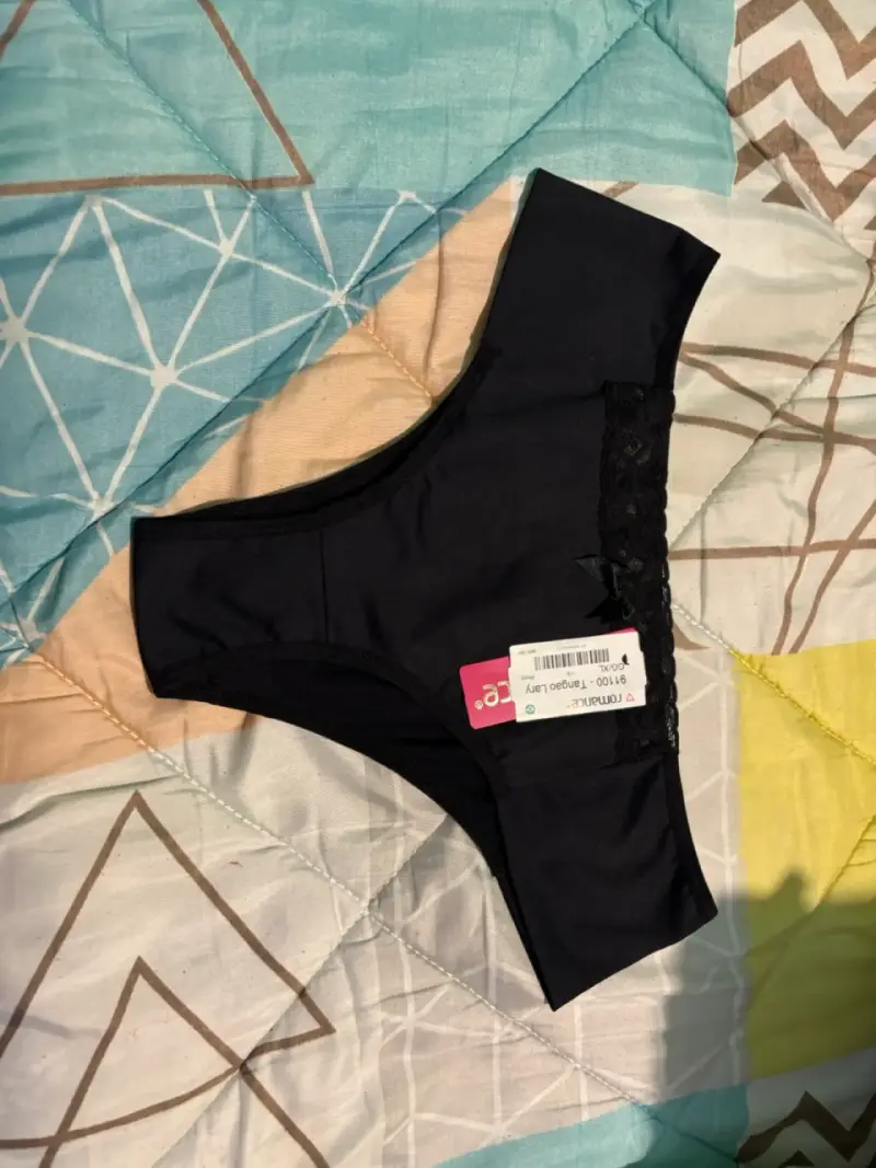 Tanga negra con encaje para mujer