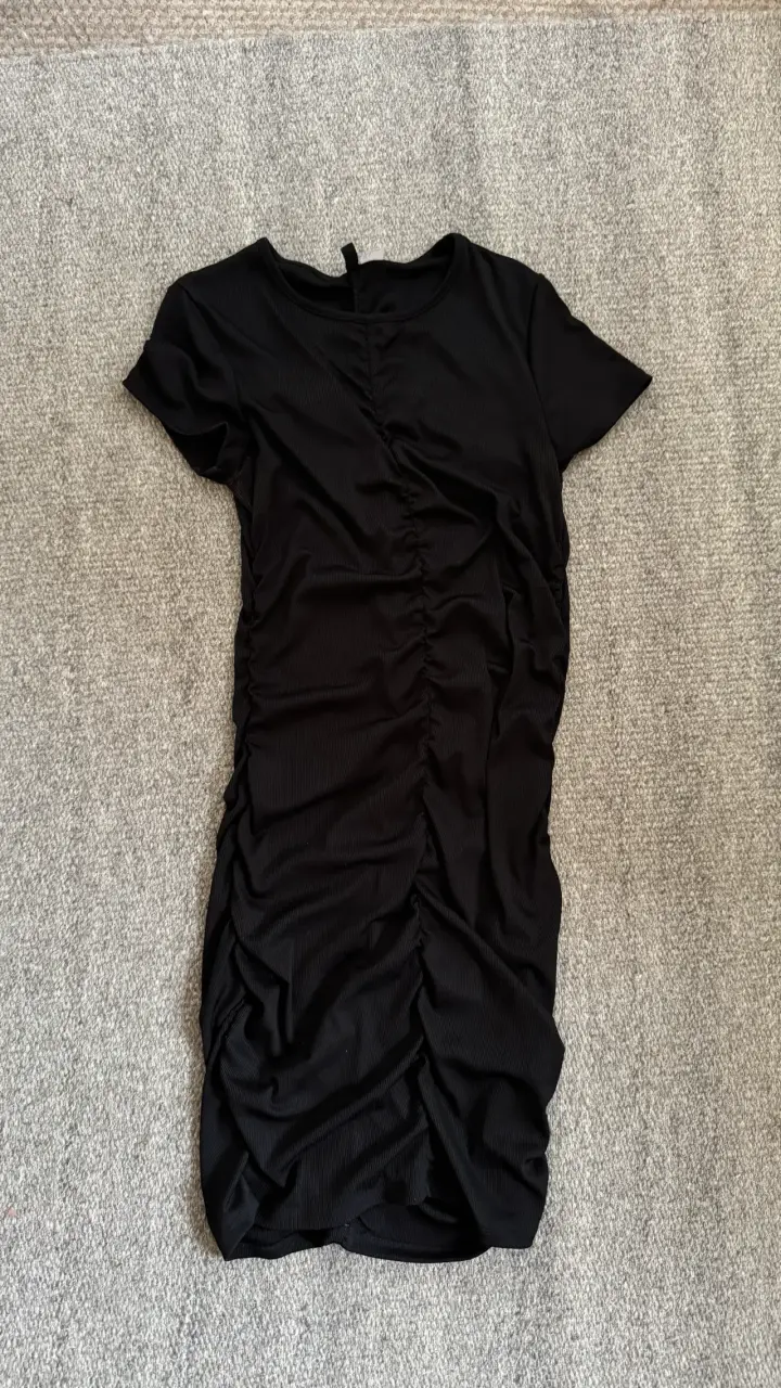 Vestido negro ajustado con fruncido - 1