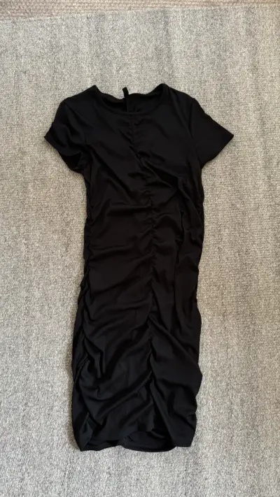 Vestido negro ajustado con fruncido - miniatura 1