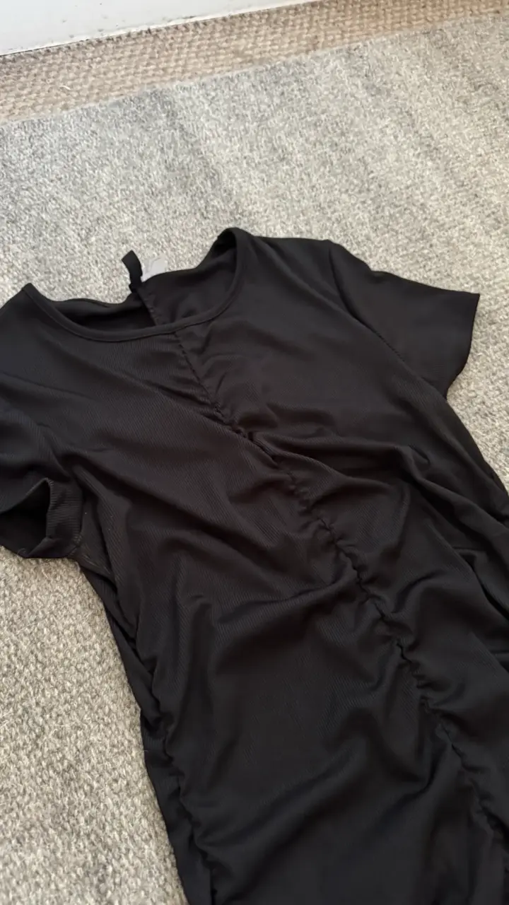 Vestido negro ajustado con fruncido - 2