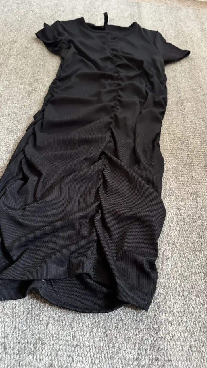 Vestido negro ajustado con fruncido - 3