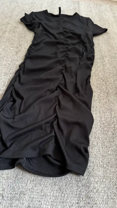 Vestido negro ajustado con fruncido - miniatura 3