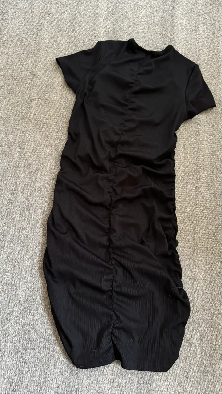 Vestido negro ajustado con fruncido - 4