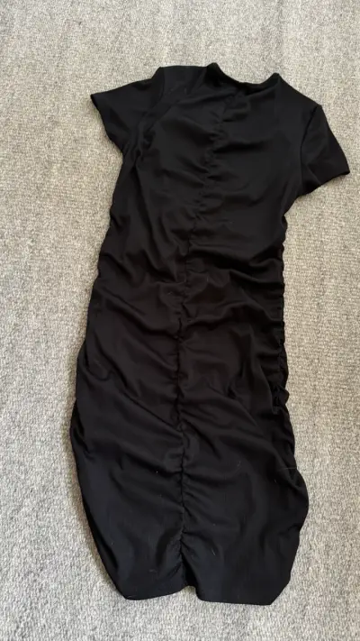 Vestido negro ajustado con fruncido - miniatura 4