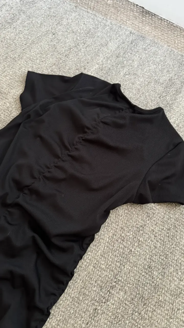 Vestido negro ajustado con fruncido - 5