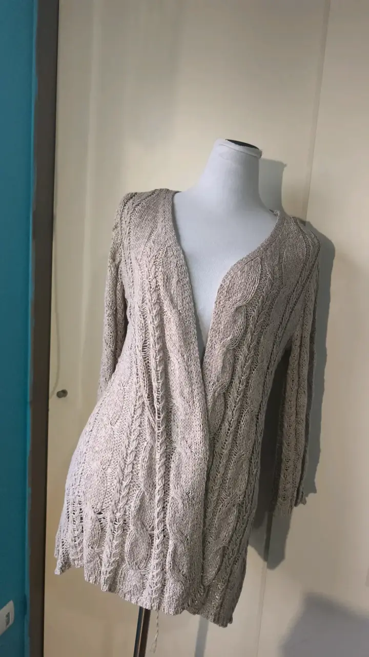 Cardigan de punto beige para mujer